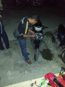 Petugas Polisi Polsek Tanah Abang sedang memeriksa kendaraan roda dua yang digunakan tersangka.