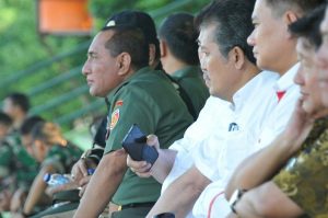 Pangkostrad Letnan Jenderal TNI Edy Rahmayadi beserta rombongan tengah menyaksikan pertandingan sepak bola persahabatan antara PS TNI vs Uni Papua.