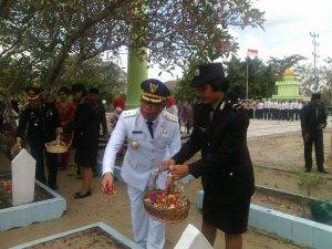 Plh Bupati OKI Ziarah Ketaman Makam Pahlawan