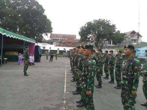 83-peragaan-baris-berbaris-prajurit-yonif-mekanis-kostrad-1