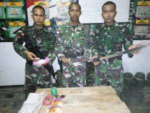 75-satgas-yonif-413-kostrad-dapat-pistol-dan-ganja-3