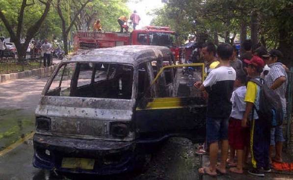 Diduga Konslet Mobil Angkot Hangus Terbakar