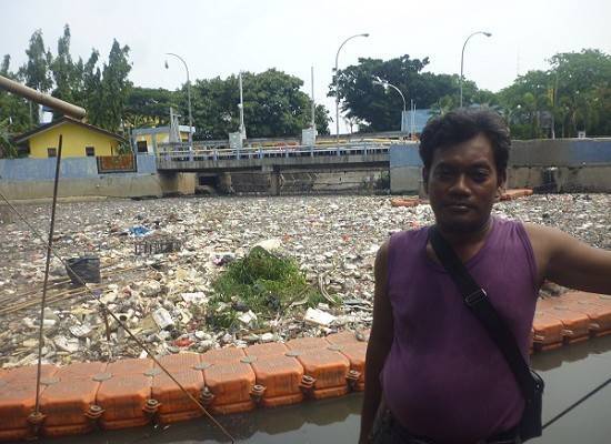 Hujan Sehari, Kali Sekretaris Tumpah Dengan Sampah