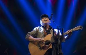 OI Tumpah Dalam Konser Iwan Fals Bertajuk "Untuk Indonesia"