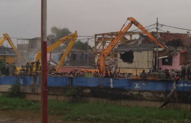 12 Alat Berat Eskavator Beraksi Hari Ini Di Kalijodo