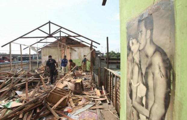 Warga Kalijodo Sibuk Bongkar Rumah Sendiri