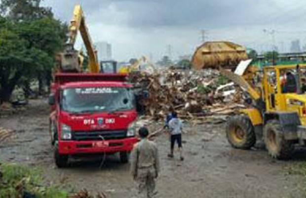 Kendaraan Truk Siap Angkut Sampah Bongkaran Kalijodo