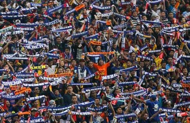 Diduga Dilempar Batu, Satu Suporter Aremania Terluka