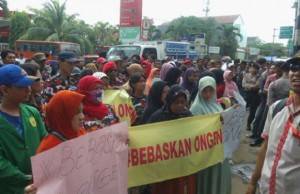 Demonstran Datangi PN Jaksel : Bebaskan Ongen