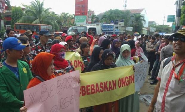 Demonstran Datangi PN Jaksel : Bebaskan Ongen