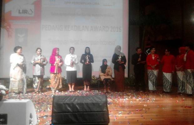 Bupati Kutai Kartanegara Terima Pedang Keadilan Awards