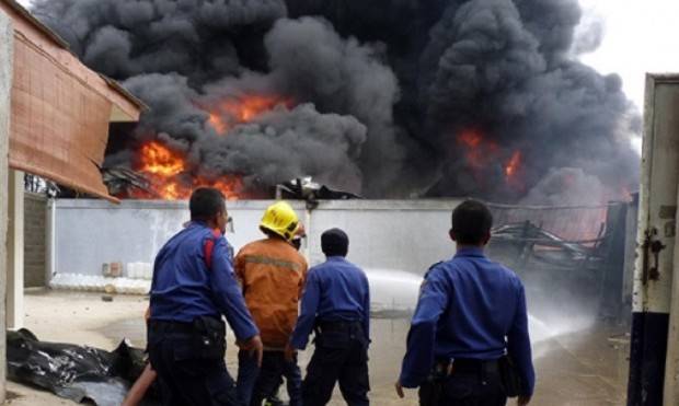 8 Unit Damkar Dikerahkan Dalam Kebakaran Gudang Tiner