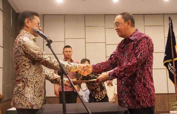 Heru Dewanto Lantik Royke Roring Ketua Persatuan Insinyur Sulut ...