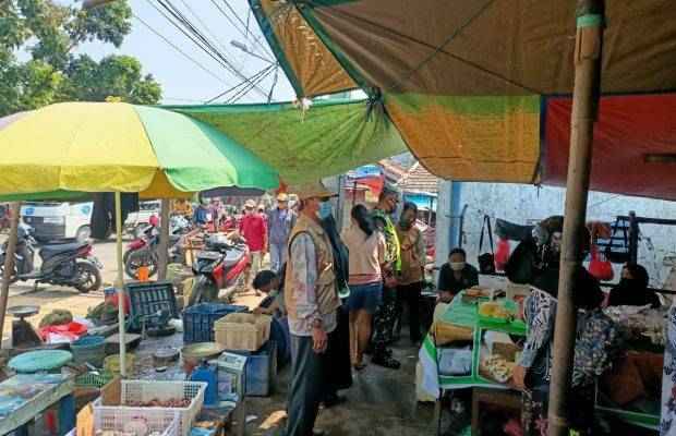 Babinsa Margahayu bersama Tiga Pilar Ingatkan Protokol Kesahatan Pedagang  Dan Pengunjung Pasar - Jurnalline